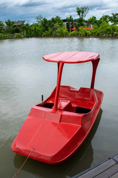 Bote Pedal Rojo Lago Thailnad —  Fotos de Stock