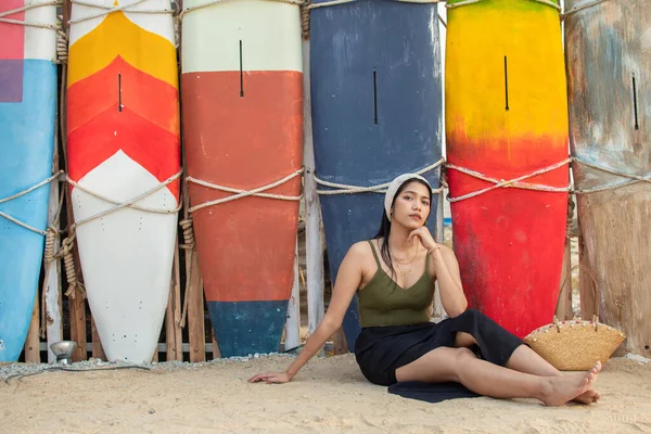 Donna Rilassante Sulla Spiaggia — Foto Stock