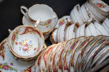 NAKORNPATHOM, THAILAND, MAR 12, 2020: Seramik bardak ve kafeteryada satılan yemekler üzerine el işi, THAILAND, Mart 2020