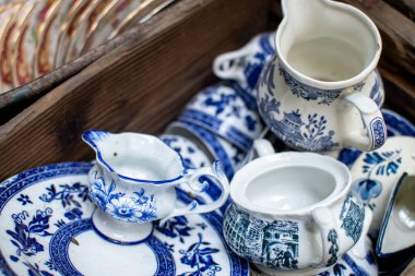 NAKORNPATHOM, THAILAND, MAR 12, 2020: Seramik bardak ve kafeteryada satılan yemekler üzerine el işi, THAILAND, Mart 2020