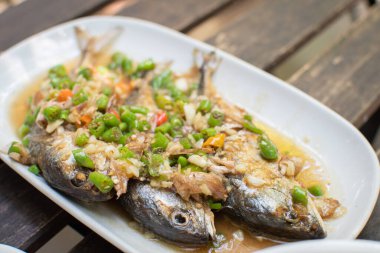 Baharatlı soslu uskumru, Tayland yemeği.