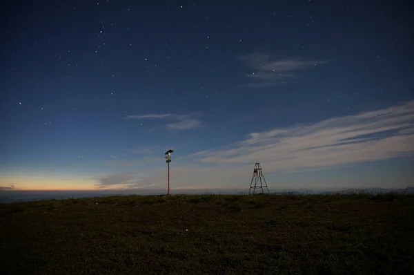 En el pico de la montaña por la noche en las montañas de los Cárpatos —  Fotos de Stock