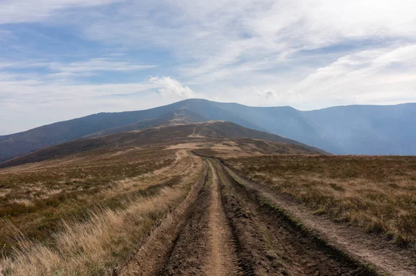 Sonbaharda Karpat Dağları'nın Güzellik