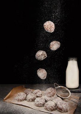 Çikolata ve Hindistan cevizi levitating kaplı marshmallows siyah arka plan