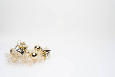 Altın christmas ampuller ile gümüş Noel hediye kutuları