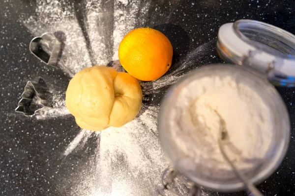 Pâte avec farine et orange — Photo