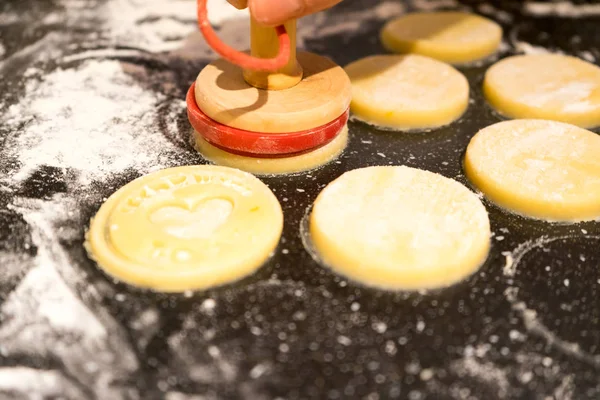 Fille estampage pâte à biscuits — Photo