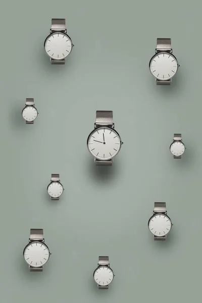 Серебряные часы с тенями на сером фоне — стоковое фото