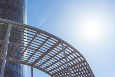 Ofis mavi gökyüzü güneş ile karşı Binası 