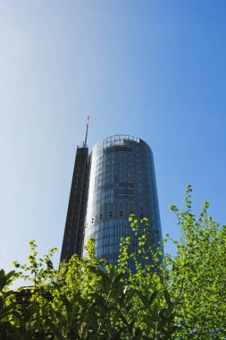 Modern gökdelenlerin alttan görünüm 
