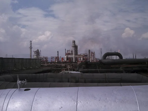 Velha refinaria ainda a funcionar — Fotografia de Stock