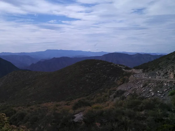 高山在水平上 — 图库照片