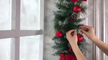 Kız bir Noel ağacı süsle