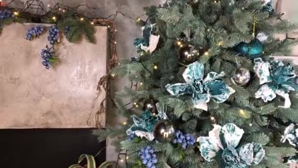 Κορίτσι διακοσμεί χριστουγεννιάτικο δέντρο — Αρχείο Βίντεο