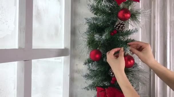 Ragazza decora un albero di Natale — Video Stock