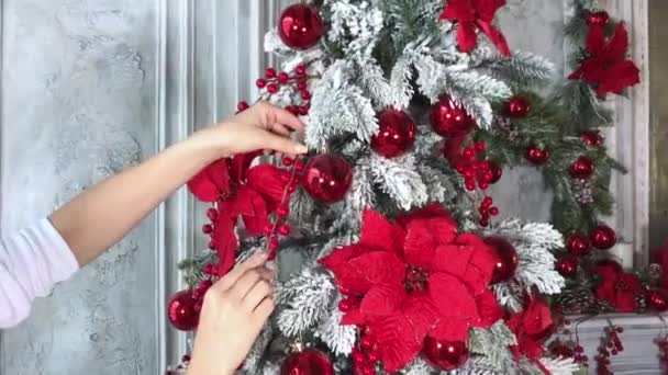 Menina decora uma árvore de Natal — Vídeo de Stock