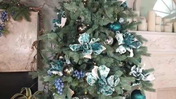 Yeni yıl ağacı güzel ışıklarla parlar — Stok video