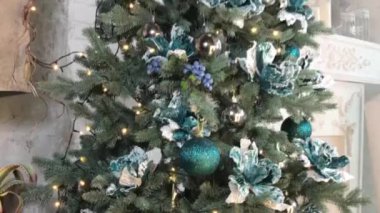 Yeni yıl ağacı güzel ışıklarla parlar