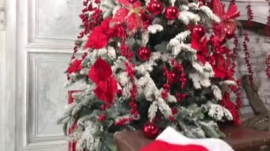 Yeni yıl ağacı güzel ışıklarla parlar