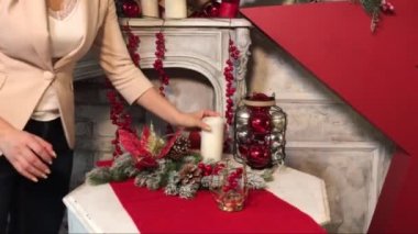 Kız bir Noel ağacı süsle