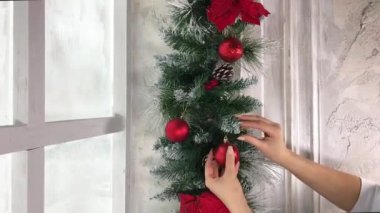 Kız bir Noel ağacı süsle