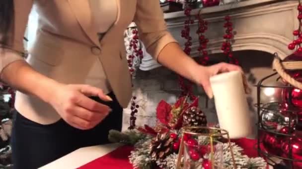 Chica decora un árbol de Navidad — Vídeo de stock