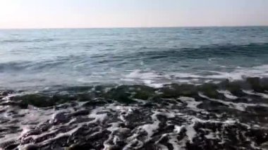 Mavi deniz, dalgalar kıyıya vuruyor