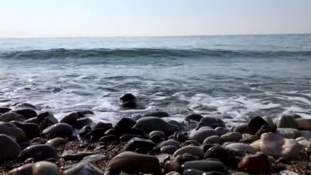 Блакитне море, хвилі б'ються на берег — стокове відео