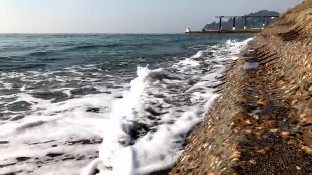 Mavi deniz, dalgalar kıyıya vuruyor — Stok video