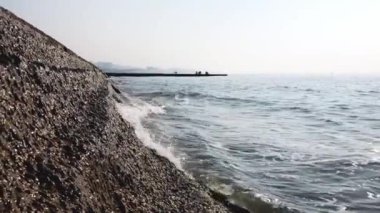 Mavi deniz, dalgalar kıyıya vuruyor