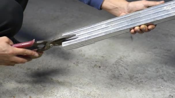 Arbeiter schneiden mit Schere für Metallprofil — Stockvideo