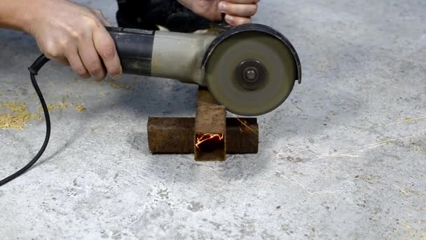 锯锯金属方块圆盘的工人 — 图库视频影像