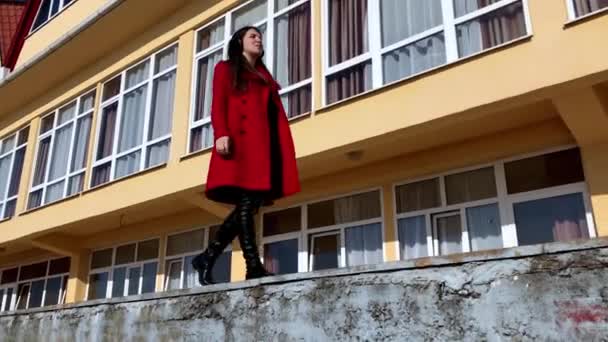 Girl with headphones in walks happy in the city — Stock Video