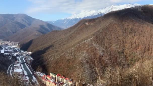 Neige dans les montagnes, sommets enneigés, village dans les montagnes 