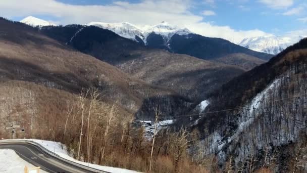 Neige dans les montagnes, sommets enneigés, village dans les montagnes 