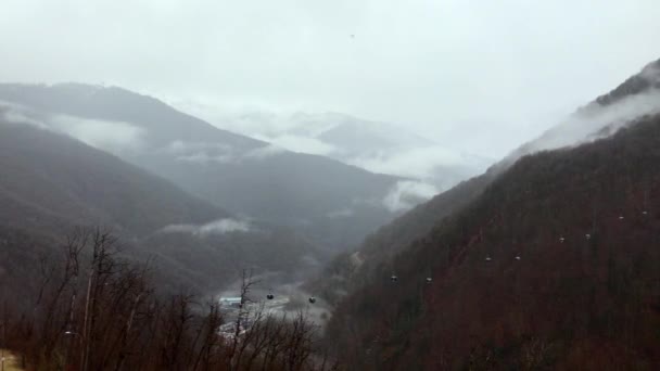 Ομίχλη στα βουνά, βροχή και χιόνι πέφτει — Αρχείο Βίντεο