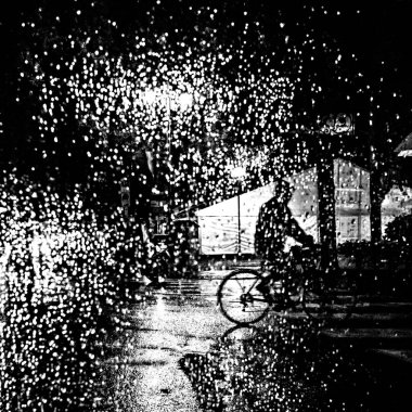 Yoldan geçen yağmur adam. Uomo che attraversa la strada. Gocce, Dalla Luce 'u yendi..