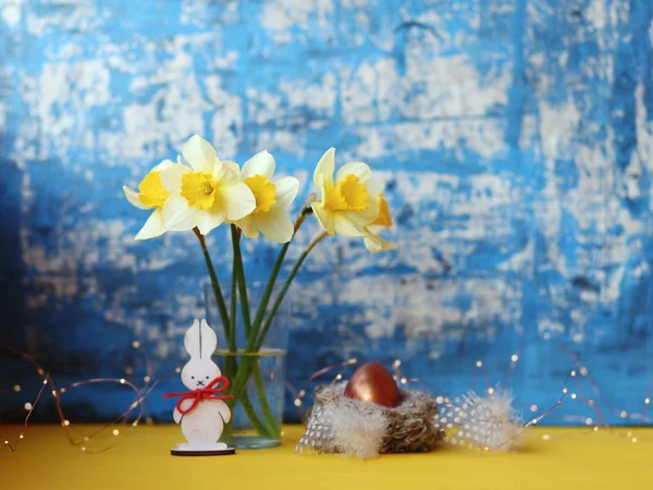 Fond Pâques Avec Jonquilles Oeufs Nid Lapin — Photo