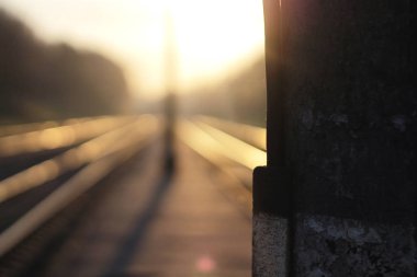 Odaklanamayan soyut demiryolu. Seyahat arka planı.