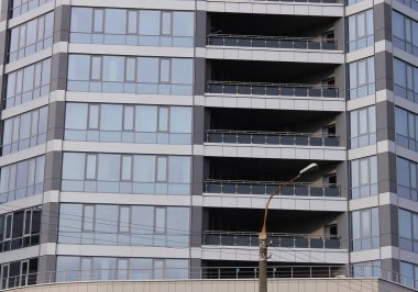 beton ve camdan modern bina