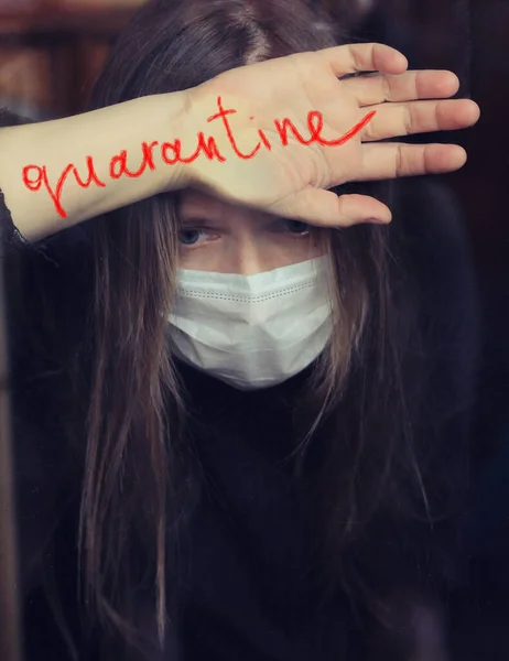 Conceito Epidemia Quarentena Mascarado Yong Homem Triste Fechado Interior — Fotografia de Stock