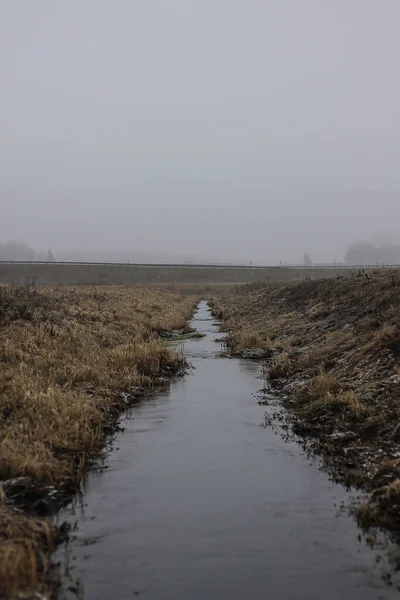 压抑的后启示录式景观 肮脏的河流四处流淌 — 图库照片