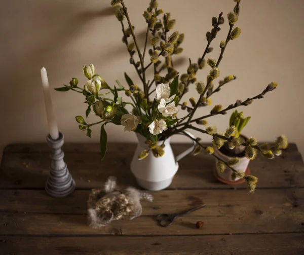 Frühling Osterkomposition Auf Der Fensterbank Krug Mit Weidenzweigen Und Blütenalstroemeria — Stockfoto