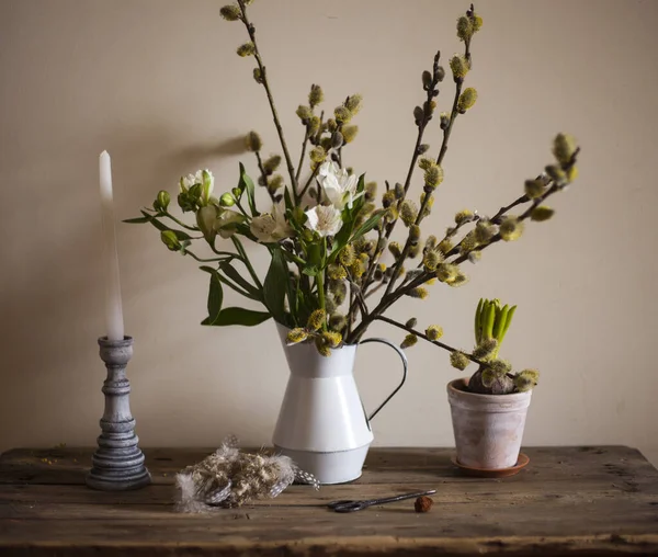 Frühling Osterkomposition Auf Der Fensterbank Krug Mit Weidenzweigen Und Blütenalstroemeria — Stockfoto