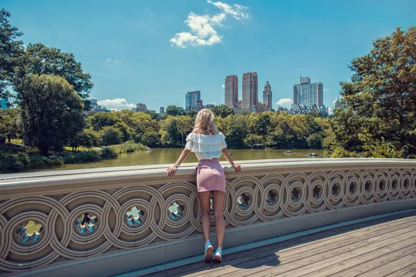 Femme de mode explorant la vie urbaine, Central Park New York — Photo