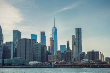 New York şehir manzarası güneşli gün, üzerinde bir Dünya Ticaret Merkezi 