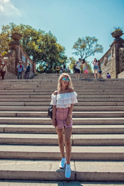 Mode kvinna utforskar stadsliv, Central Park New York City — Stockfoto