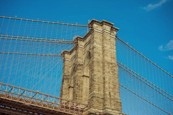 Güneşli bir gün, New York'ta Brooklyn Köprüsü 