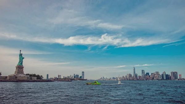 Weergave Van Vrijheidsbeeld Van New York City Skyline Zonnige Dag — Stockfoto