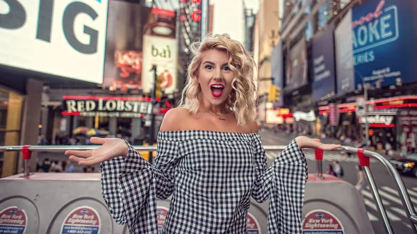 Times Square, August 2017, NYC:  Happy woman enjoying New York C — Stock Photo, Image